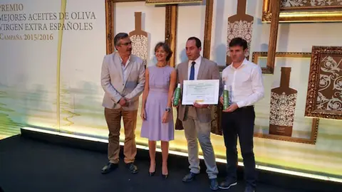 Miguel Carrasco junto a la ministra de Agricultura con el diploma que le acredita como el productor del mejor AOVE de España