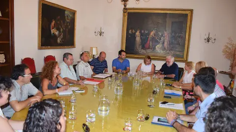 La presidenta de la diputación cacereña con representantes de las mancomunidades de la provincia