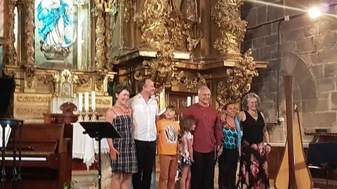 Paul Richardson con los músicos que actuaron en Las Noches de Hoyos