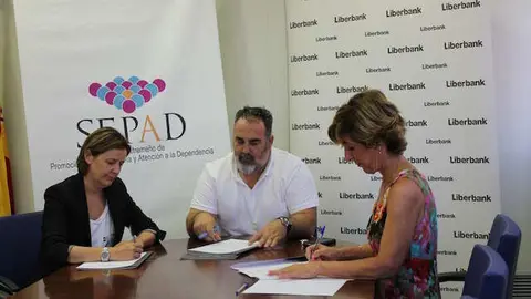 El alcalde de Villasbuenas de Gata durante la firma del convenio