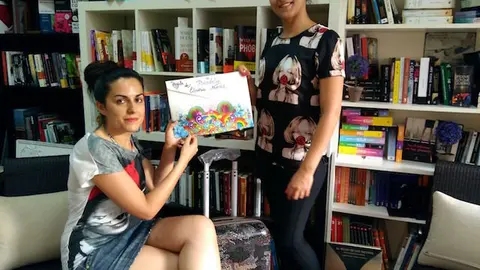 Sentada, Fátima Hontiveros, ganadora de la edición de julio en el concurso de Librería Neruda