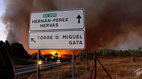 Imagen del incendio del sábado 20 de agosto de 2016 en Santibáñez el Alto. iMAGEN DE TITO LOZANO