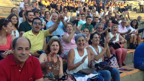 Vecinos de Moraleja en el Teatro Romano de Mérida en día de la entrega de la Medalla de Extremadura. IMAGEN AYUNTAMIENTO DE MORALEJA