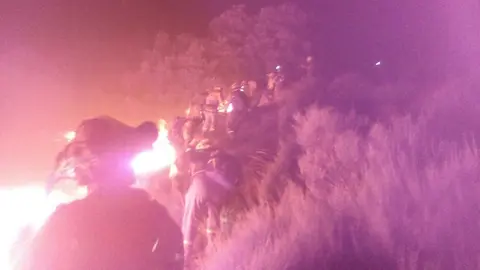 BRIF de Pinofranqueado trabajando esta noche en la extinción del fuego de San Martín de Trevejo. IMAGEN ATBRIF