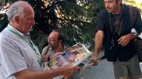 Rodrigo Ibarrondo presenta el proyecto a Jesús Garzón en presencia del profesor Fernando Pulido durante el II Foro Mundial de Innovación Rural