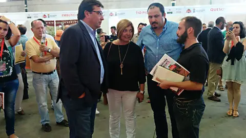 El presidente regional, la presidenta y el vicepresidente de la Diputación charlan con Daniel González, gerente de La Nava del Rey