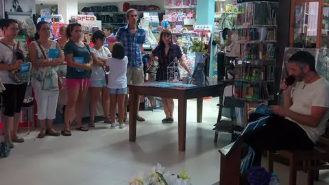 Niño Índigo durante la presentación de Miradas en Librería Neruda