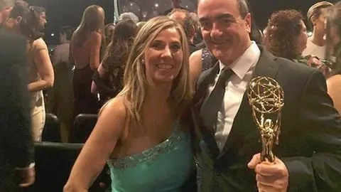 Victor Reyes y Maite Lucas en la gala de los Premios Emmy en Los Ángeles