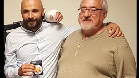 Oscar Antúnez muestra la Medalla de Sainte Verge en el ayuntamiento