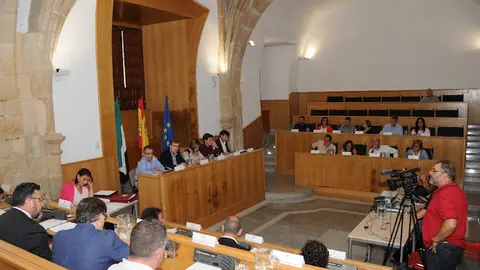 Pleno de la Diputación de Cáceres celebrado en septiembre en el CC San Francisco