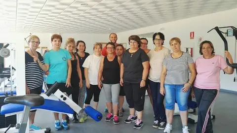 Dinamizador y alumnas en el gimansio de Gata