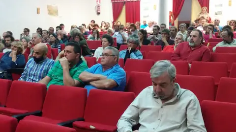 Asistentes en la reunión sobre Campus Phi celebrada en Hoyos