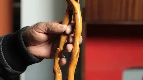 Fotograma del video de Miguel Anxo, que muestra una la mano del valverdeiru Alfonso Berrio monstrando una de sus esculturas