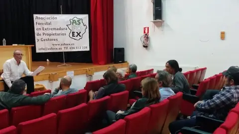 El presidente de ASFOEX durante su charla en Hoyos