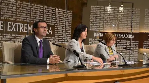 Esther Gutiérrez acompañada de los presidentes de las diputaciones extrememeñas