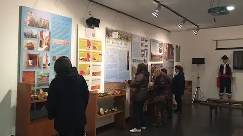 Visitantes en el Centro de Interpretación de la Comarca ubicado en Torre de Don Miguel