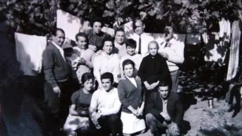 Familia de Los Porora. Foto cedida por Bar Cort&eacute;s. Acebo. C&aacute;ceres