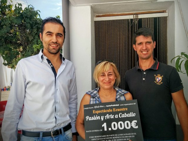 Nati Alviz recoge el cheque de Musu y Diana www.sierradegatadigital.es