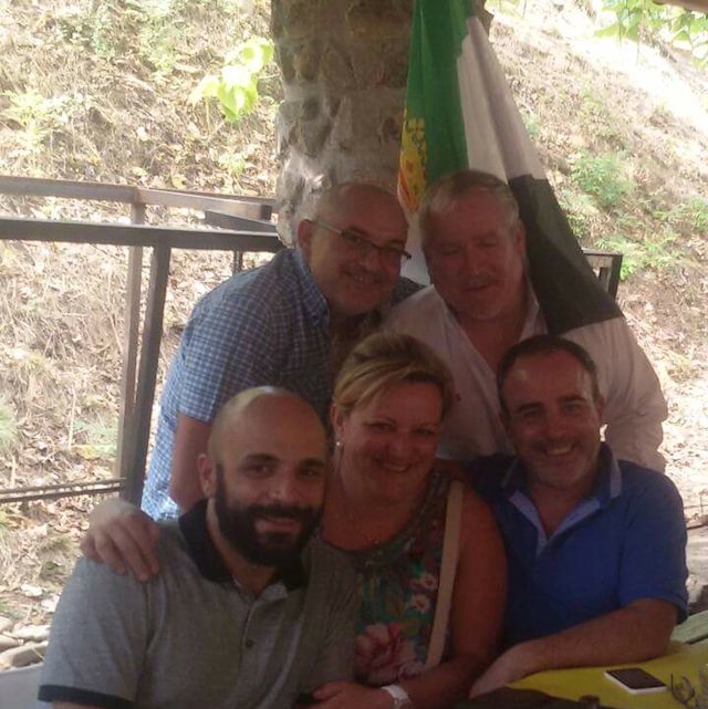 Oscar Antúnez, Esther Jacinto, Francisco Simos y los promotores de la caravana solidaria www.sierradegatadigital.es
