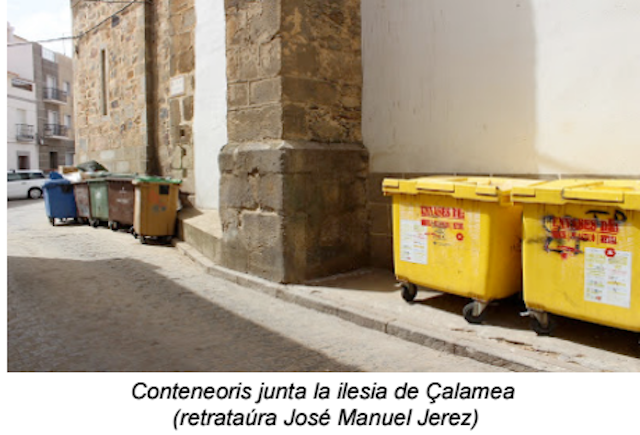 Contenedores junto a la iglesia de Calamea en www.sierradegatadigital.es
