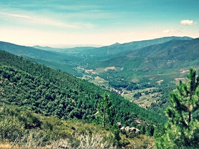 Valle del río Árrago. Al fondo Robledilo de Gata y Descargamaría. www.conalforjas.com