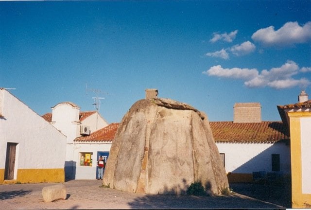 4. Curioso dolmen reutilizado como capilla en la aldea portuguesa de Pavía (Alentejo). Imagen de JOSÉ LUIS MARTÍN GALINDO en www.sierradegatadigital.es