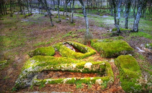 Sepultura antropomorfa excavada en roca del Valle de Jálama. Una imagen de JOSÉ LUIS MARTÍN GALINDO en www.sierradegatadigital.es