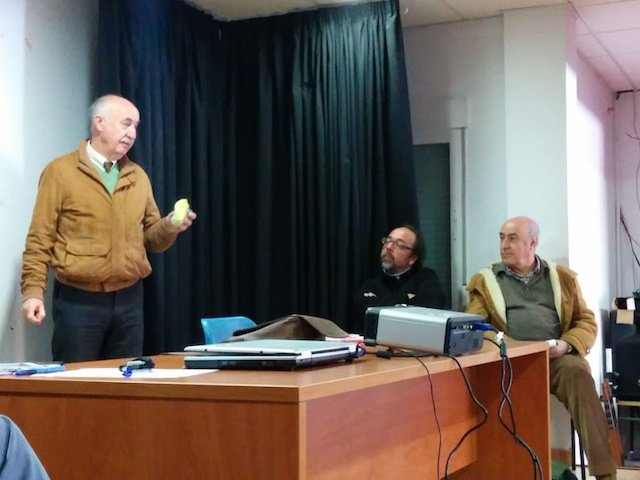 Juan Serna y Fernando Pulido, atentos en la charla de José Antonio Sanz Timón