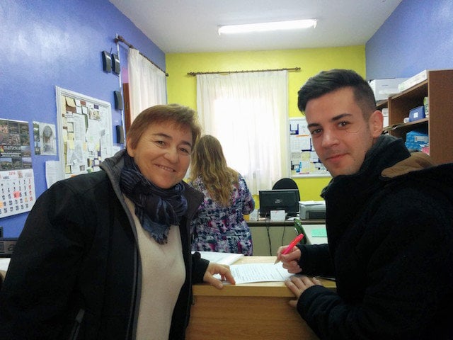 Diego firma su solicitud acompañado de Josefa García, coordinadora del Protección Civil en Hoyos