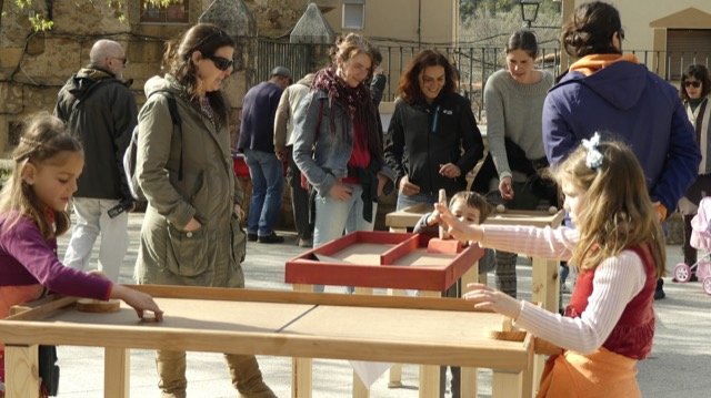 Pillastres Ludoteca Trashumante en la plaza de Villasbuenas de Gata