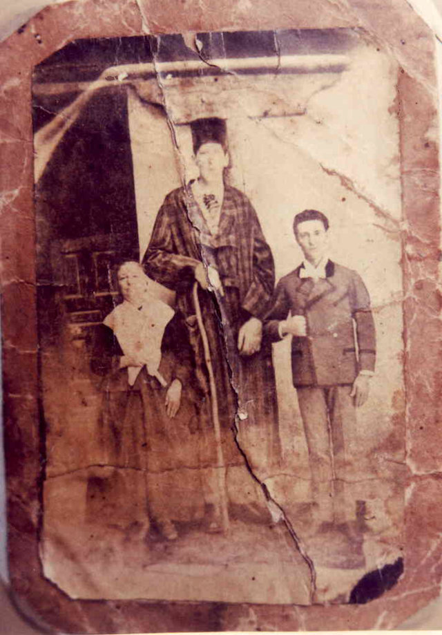 Agustín Luego Capilla entre su madre y el rey Alfonso XII. IMAGEN DE Pablor Ruiz