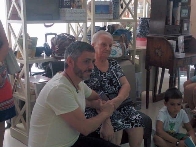 Julio César Fuentes y doña Isidra durante la presentación de Miradas en Librería Neruda