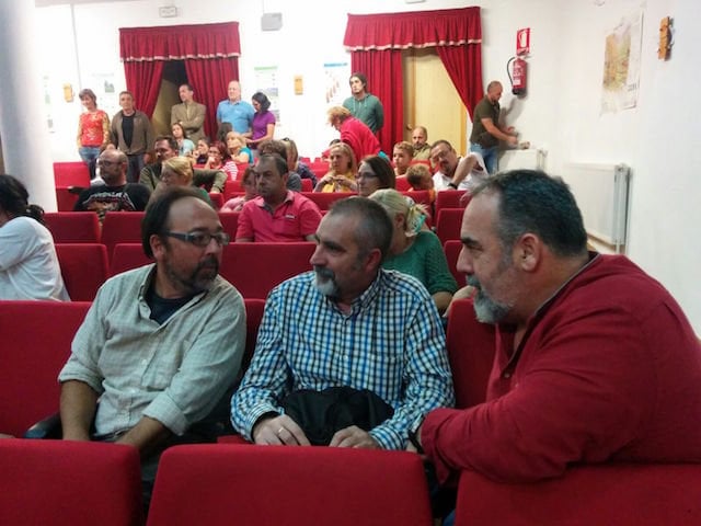 El presidente de Adisgata, Luis Mariano Martín, charla con el profesor Fernando Pulido en presencia de Dionisio Romero