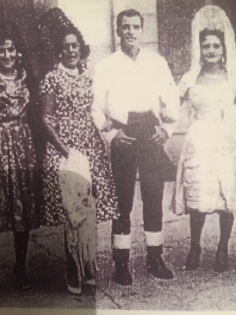 Adolfo Suárez, vestido de corto, antes de una becerrada en la plaza de toros de Avila