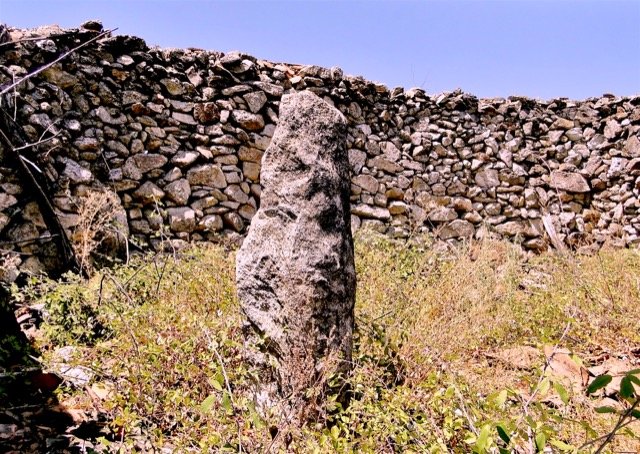FIG.7: Monolito con anterior función sustentante, junto al chajurdón de la Majada de la Nava